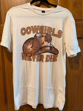 NWOT! Sz med Cowgirls Never Die Graphic westernTee - Cream with Rust Brown Print